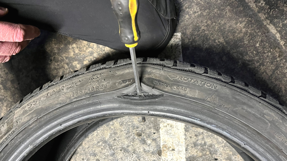 Ett skadat däck kan vara ganska osynligt med blotta ögat, men luften går snabbt ur efter en krasch i ett potthål.