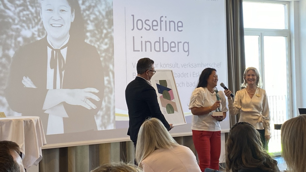 Josefine Lindberg får årets Maria Pihl-stipendium. Bilden är från fredagens ceremoni på Elite Stadshotellet.