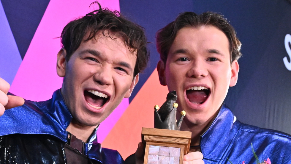 Marcus & Martinus med vinnarstatyetten Sångfågeln. Norrmännen får representera Sverige i Eurovision Song Contest.