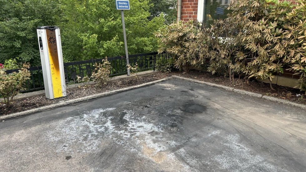 Elbilsbranden i Ankarsrum. Bilen ska ha stått bredvid en laddningsstople men inte varit inkopplad. Hur branden började är fortfarande otydligt.