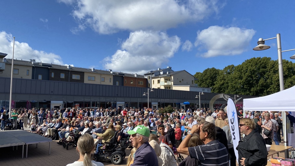 Närmare tusen personer kom till Järntorget i Oxelösund för att bland annat se och höra tidigare mellovinnaren Anna Bergendahl.