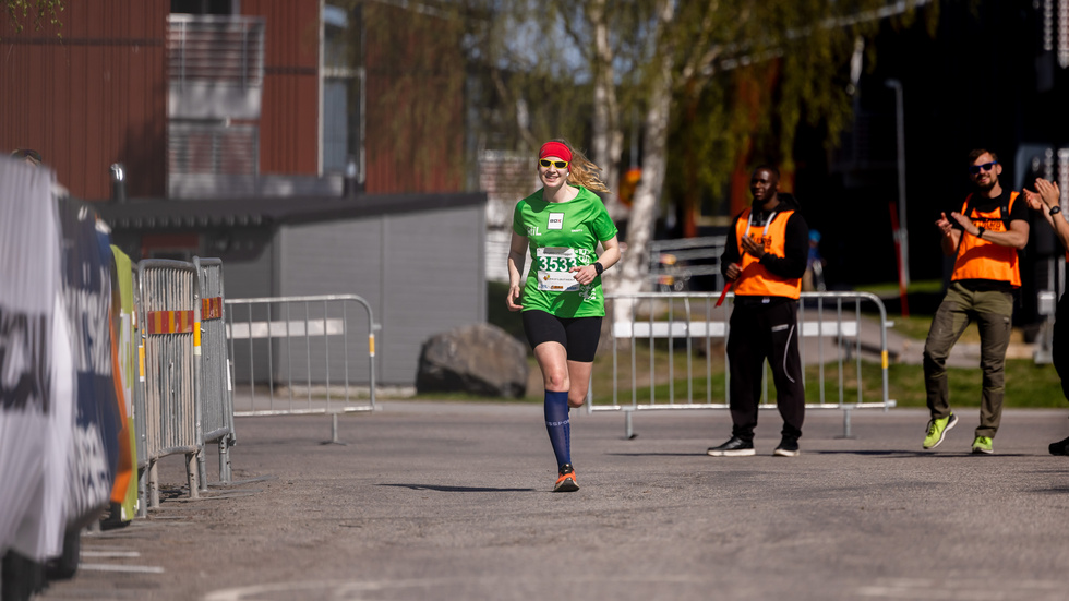 Vinnaren får välförtjänta applåder när hon går i mål.
