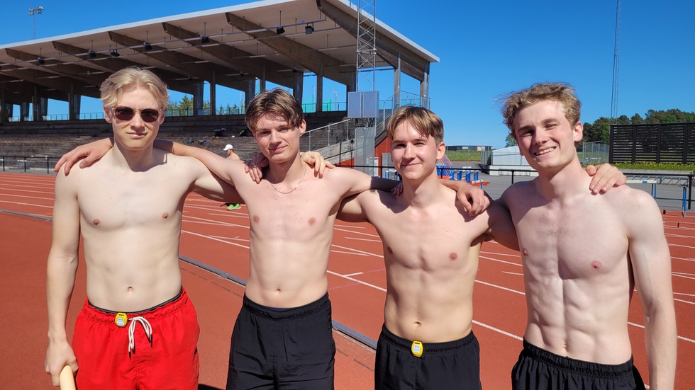 Joel Ekman, Josef Malsher, Eemeli Peura och Simon Plesse springer 4 x 100 meter för Upsala IF under stafett-SM på hemmaplan.