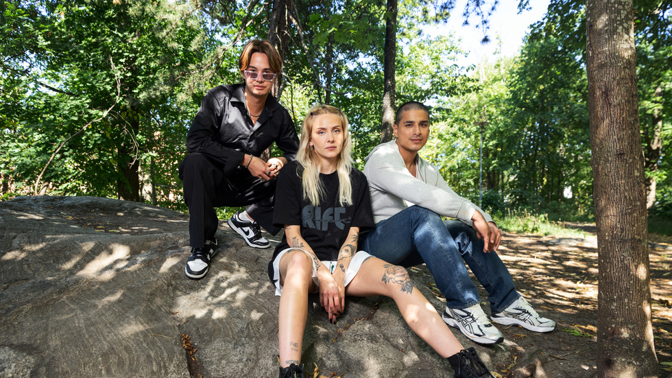 Skådespelarna Oscar Wallgren, Sofia Kappel och Carlos Romero Cruz är aktuella i nya serien ”Happy jävla Pride”.