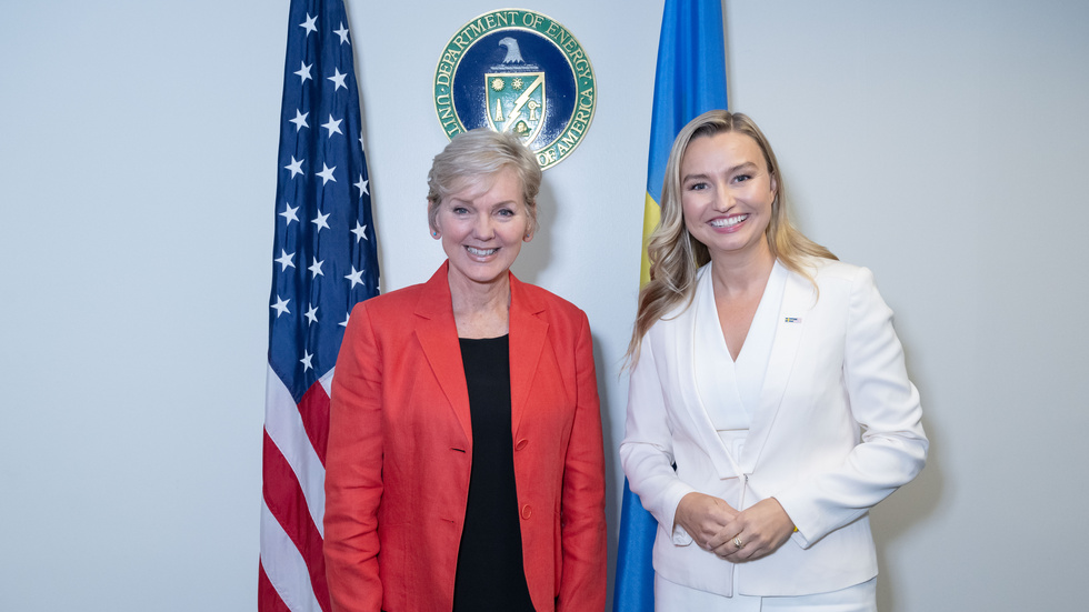 USA:s energiminister Jennifer Granholm och närings- och energiminister Ebba Busch (KD) vid onsdagens möte i Washington.