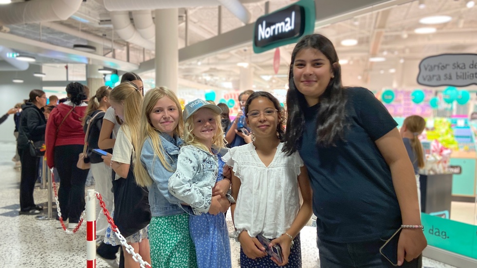 En bit in i kön hittar vi systrarna Dana och Lana Khalaf, 11 respektive 5 år, tillsammans med Nohad Hassan, 10, och Havin Kartal, 11. De ska köpa godis, shampo, balsam och parfym som de har sett på Tiktok.