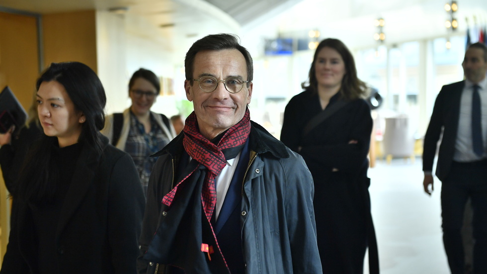 Statsminister Ulf Kristersson anländer till torsdagens frågestund i riksdagen.