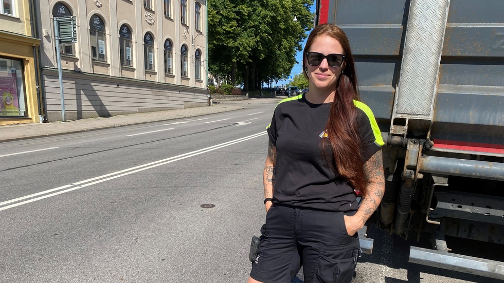 Jonni Basun, 33, lastbilschaufför. 
- Ja, i synnerhet när det är så varmt som det är, så ja det tycker jag. Men kanske inte för korta, utan tänka på att man ska vara ute bland folk. Beror väl lite på var man arbetar, säger Jonni Basun.