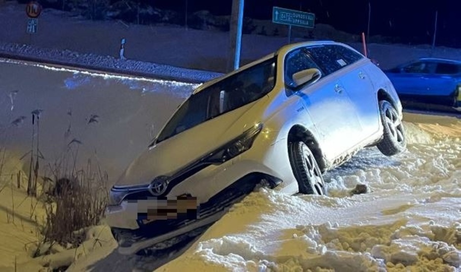 Polien följde efter bilen i drygt 17 kilometer på E4 innan den hamnade i diket vid Knivstavfarten. Nu åtalas föraren. 