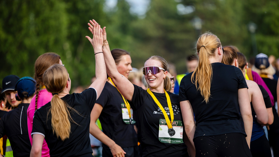 Elin Normark ger en high five till sin studentkompis.