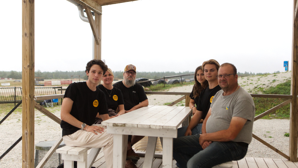  Bakom Motordagen i Follingbo står arrangörerna Alexander Svensson, Wilma Hällbom, Adrian Guldström från Visbygymnasiet, Ottilia Söderström från Leader Gutes Ung livskraft, Dan Wärme från Motorgården och Lars Jakobsson från Folkrace Gotland. 