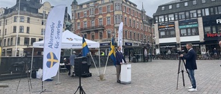 Poliser på Stora torget – högerpopulistiska partiet på plats