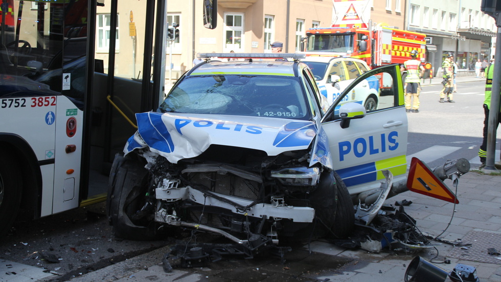Stora skador på polisbilen som körde in i en buss efter kollisionen.