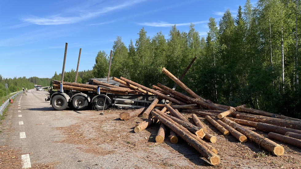 Frontalkrocken mellan långtradaren och personbilen i övre Bredåker i fredags morse var våldsam. Misstankar om vårdslöshet i trafik riktas nu mot kvinnan i personbilen.