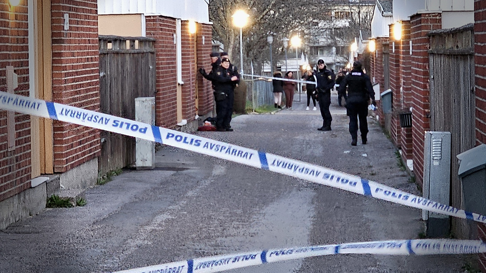 Polisavspärrningar runt mordplatsen i Navestad. Det var här den 16-årige pojken sköts till döds.