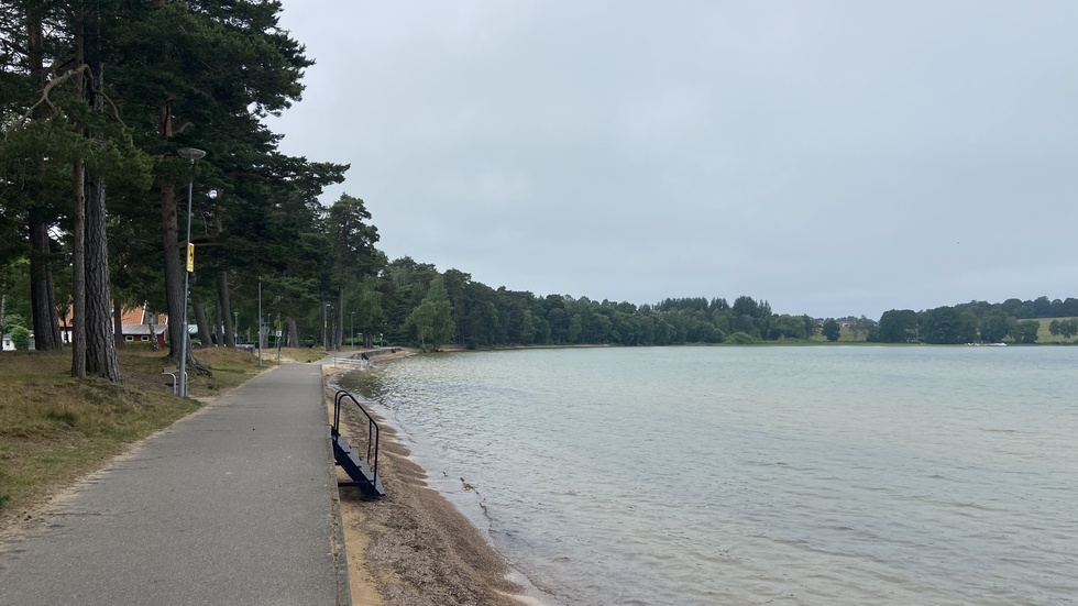 Varamobadens strandkant där vattnet nu täcker en stor del av stranden