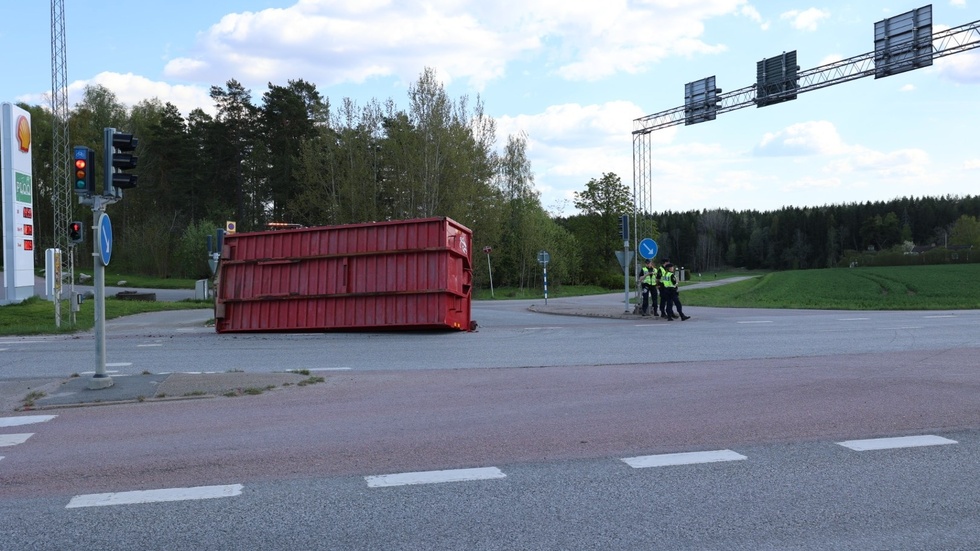 En lastbil har tappat en container på väg 55. 