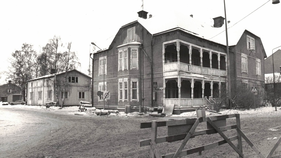 Den här bilden av huset i korsningen Storgatan-Västergatan är från december 1978. Samtliga fastigheter är då utrymda.