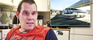 Oscar fick inte åka med bussen – för att han har rullstol