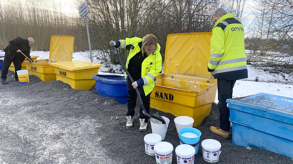 Johanna Johansson och Hasse Lönnqvist från Omnia hämtade grus till de olika verksamheterna inom Omnia daglig verksamhet.