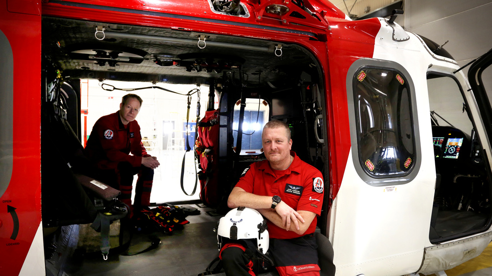 John Jonsson och Simon Niska är ytbärgare respektive vinschoperatör på Visbyhelikoptern. Den flyttas nu till Kiruna för räddningsuppdrag i fjällen i stället för till sjöss.