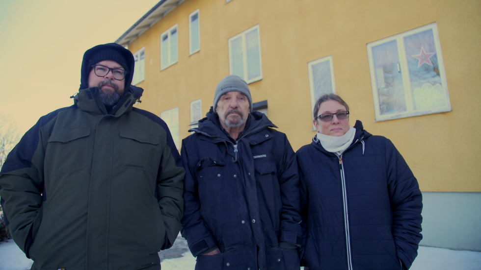 Tobbe Rudasson, John Jarlzeus och Jennie Norman har tröttnat på kylan i lägenheterna. Hyresgästföreningen är inkopplad och anmälan till miljö- och hälsoskyddskontoret gjord.