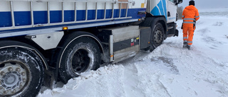 Snökaos i Motala och Vadstena: Här kör sopbilen fast rejält