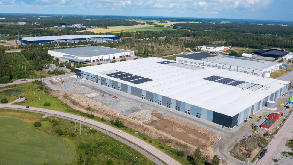 I Annelund anlägger Genesta en fastighet som kommer att hyras ut till logistikföretag, precis om Panattoni gör. På bilden Genesta i förgrunden och Panattoni, den blåaktiga, längst bort invid motorvägen.