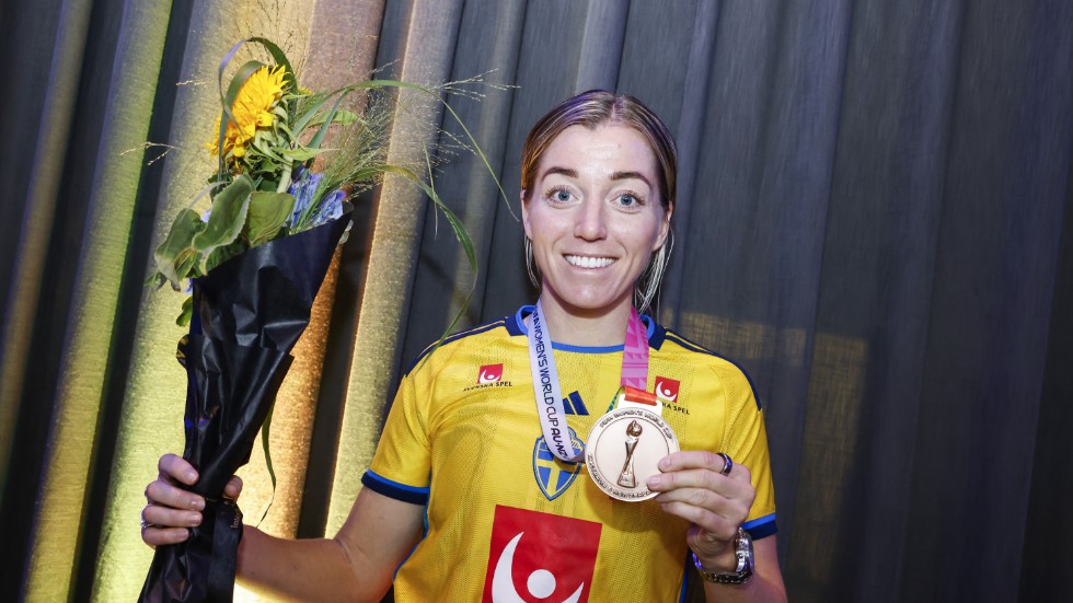 Linda Sembrant med VM-medaljen.