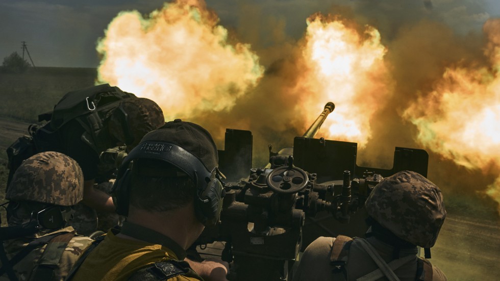 Ukrainska soldater avfyrar artilleri i en bild från tidigare i år.