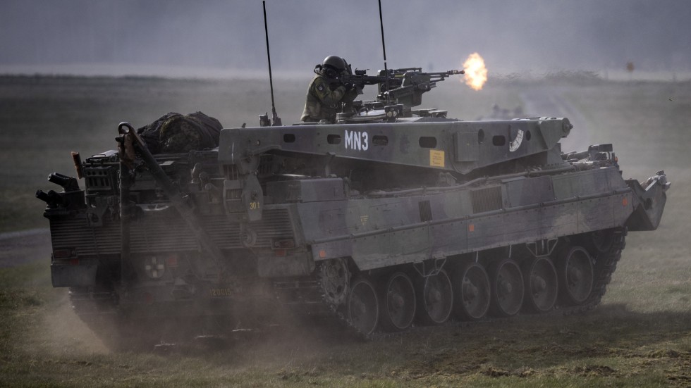 Kriget är en stor klimatfälla, skriver debattören som menar att klimat- och fredsarbete måste gå hand i hand. Bilden är inte från något krig, utan från den stora militärövningen Aurora 23 tidigare i år.
