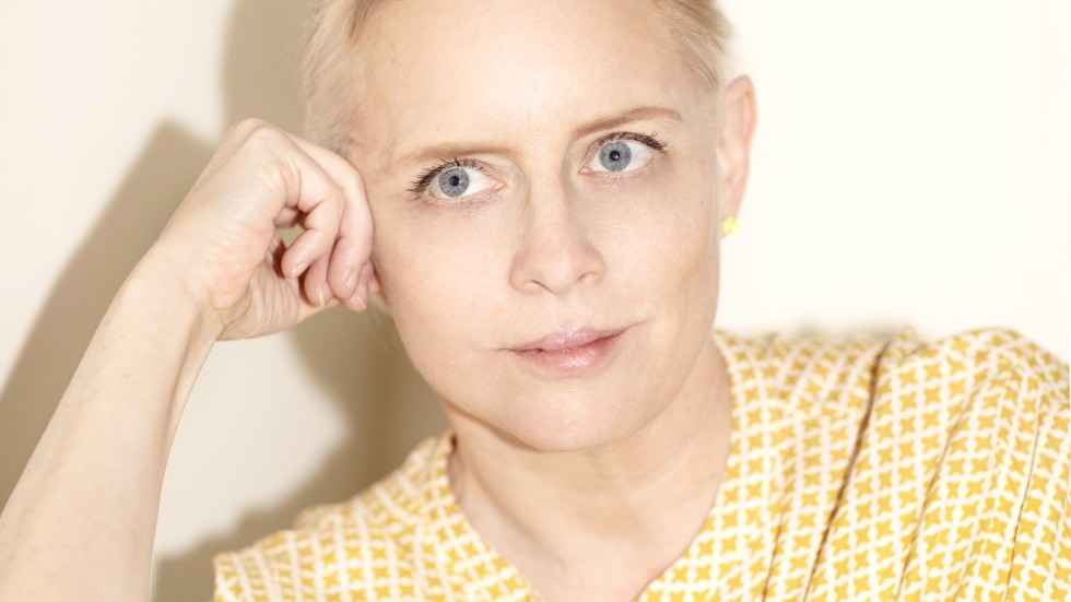 Anna Hallberg debuterade 2001 med "Friktion" och har gett ut åtta böcker. Senast gav hon 2020 ut "Under tiden".