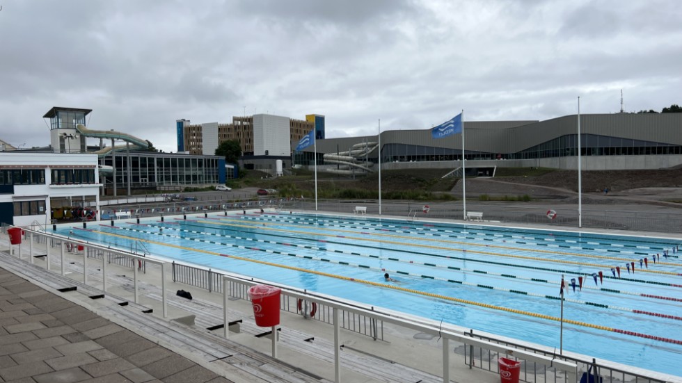 Badmiljön är även fortsättningsvis en central del av Tinnerbäcksbadet. Den befintliga 50-metersbassängen har topprenoverats och intill denna byggs en ny badmiljö för barn, skriver Niklas Engström, chef på stadsmiljöavdelningen.