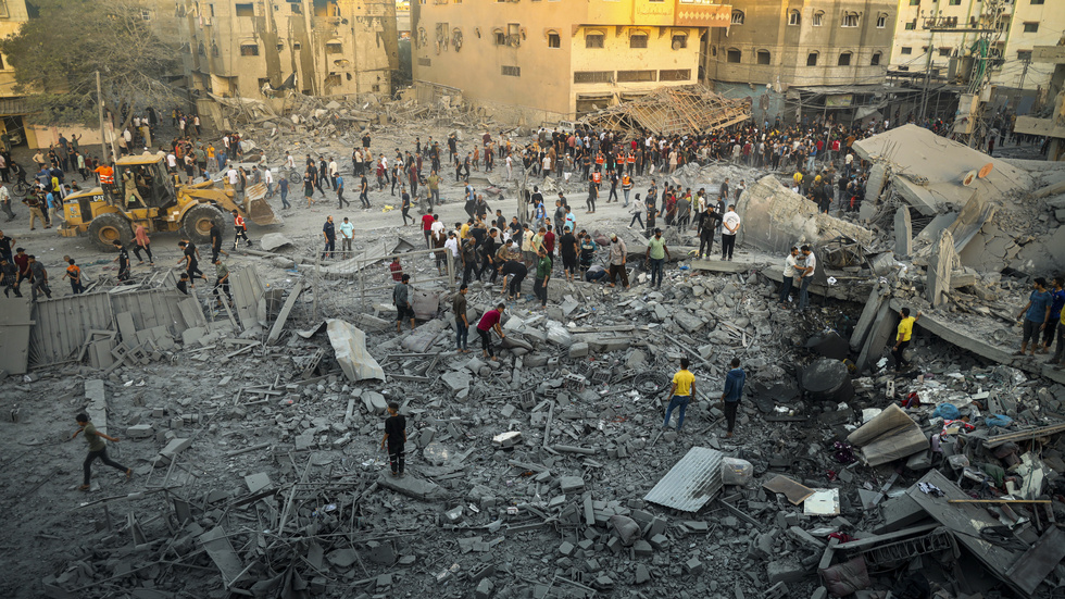Människor söker efter överlevande efter ett israeliskt luftangrepp i Rafah på Gazaremsan på tisdagen.