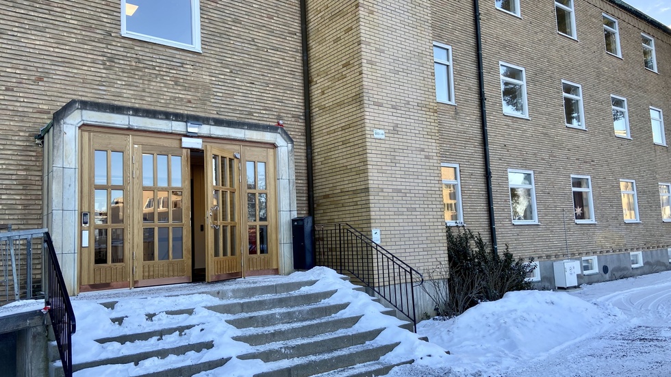 Järvenskolan har nu haft mobilfritt i en månad. Rektor och lärare anser att det funkar bra, medan eleverna inte är lika positiva. 