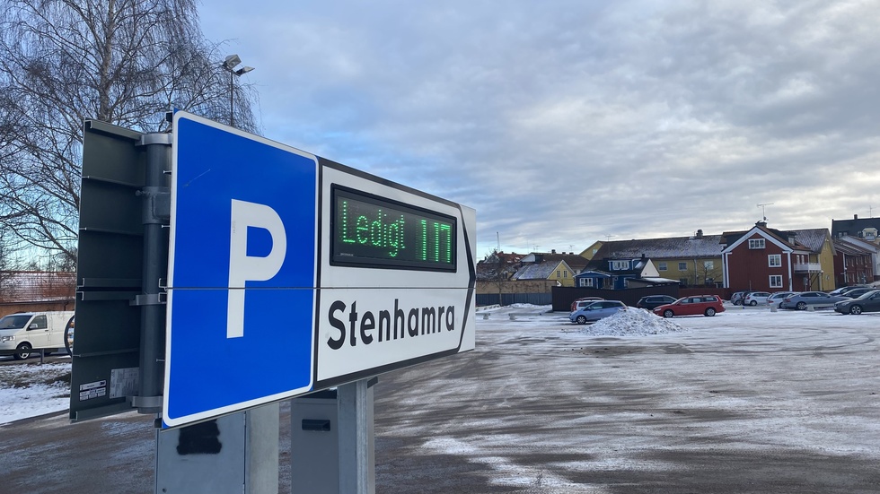 Tänk om Stenhamra kunde bli hela ostkustens laddningscentrum i stället för att bebyggas och bidra till förtätning av staden, föreslår skribenterna.