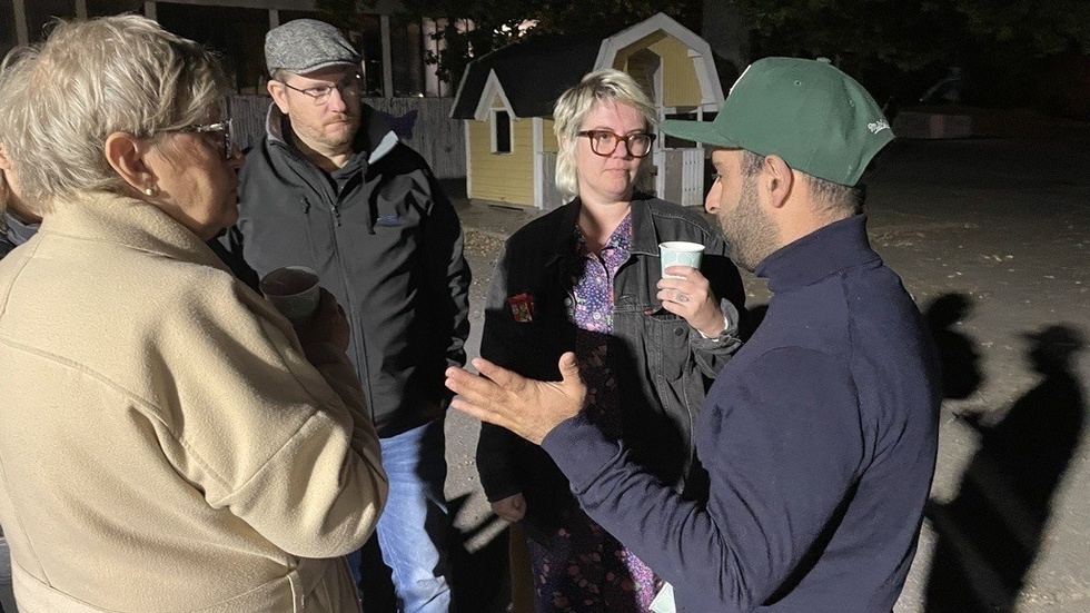 Annette Torstensson, Andreas Johansson, Klara Björkum och Momma Roodbari i samspråk på skolgården.