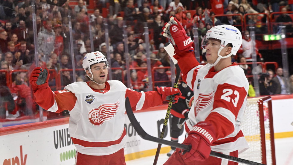 Lucas Raymond (23) jublar efter att ha gjort mål för Detroit i NHL-mötet med Ottawa i Avicii arena.