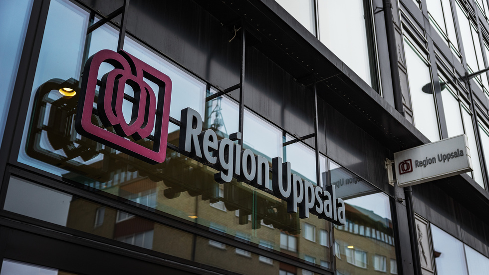 En läkare som arbetat inom Region Uppsala har häktats misstänkt för flera våldtäkter på patienter. 