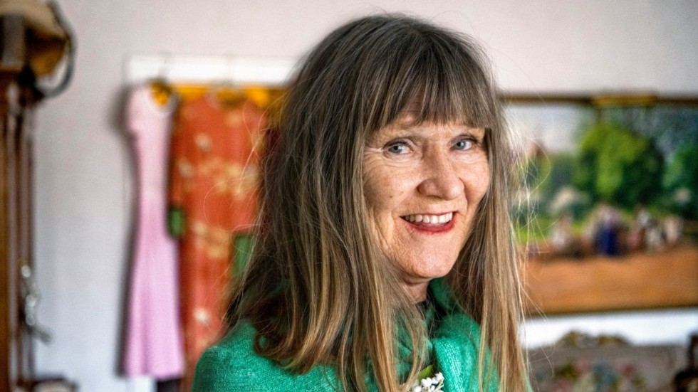 Ingela Bendt använder sin mors stora garderob för att skapa ett samtal om textil- och kvinnohistoria.