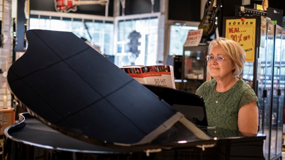 Kerstin Sjöberg gillar att spela piano och har ett hemma i huset på Vikbolandet. Men för fotograferingens skull fick hon riva av Beatles "Yesterday" på Musikbörsen i Norrköping.