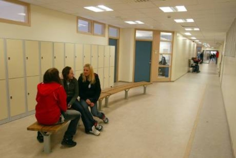 ”Jag har flera gånger besökt Ektorpsskolan och vet att det är skola med duktig personal, duktiga rektorer och många härliga ungdomar. Tyvärr finns det också en annan sida med våld och hot”, skriver  oppositionsråd Mathias Sundin (fp).Arkivbild:  Michael Svensson