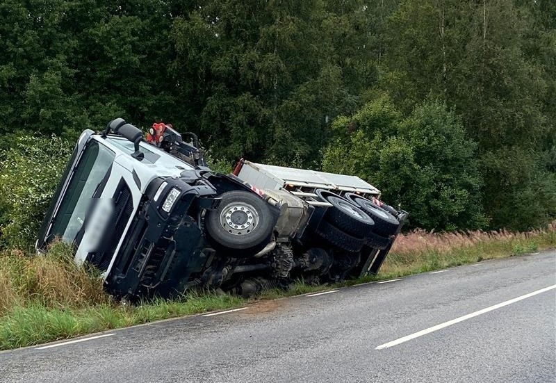 Lastbilen hamnade i diket utanför Södra Vi.