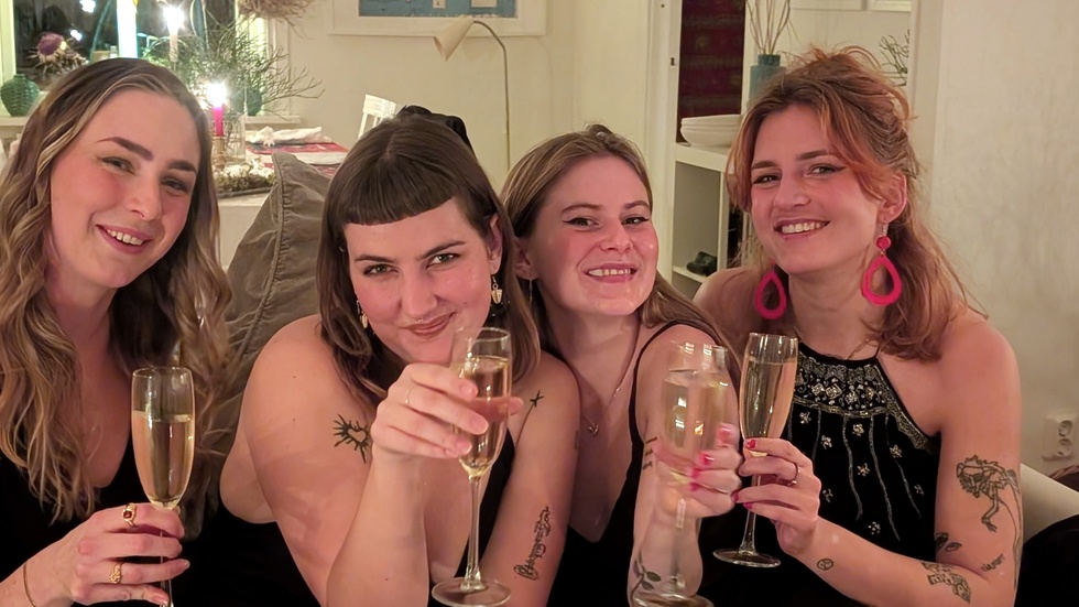 Ottilia Schack, Saga Melbacke Rosén, Tuva Strand och Saga Wiberg är vänner sedan gammalt och festade ihop på juldagen. Här på förfest.