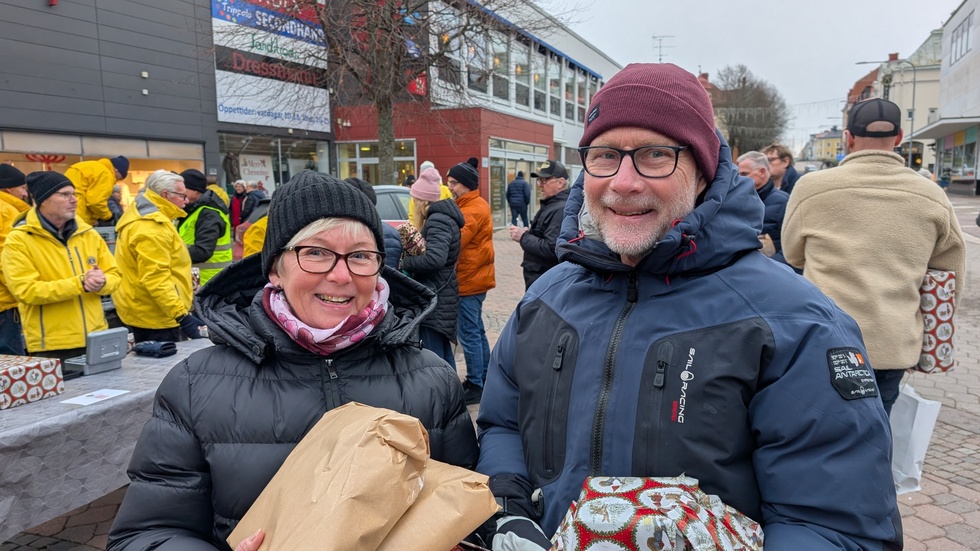 Helene Alfonsson och Bill Bjäremo har som tradition att komma tidigt och vara bland de första i kön. Idag har de väntat en timme.
