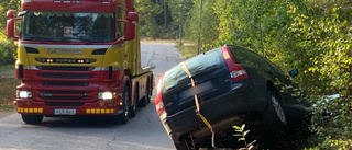 Trafikolycka i Eskilstuna – bil körde in i stolpe