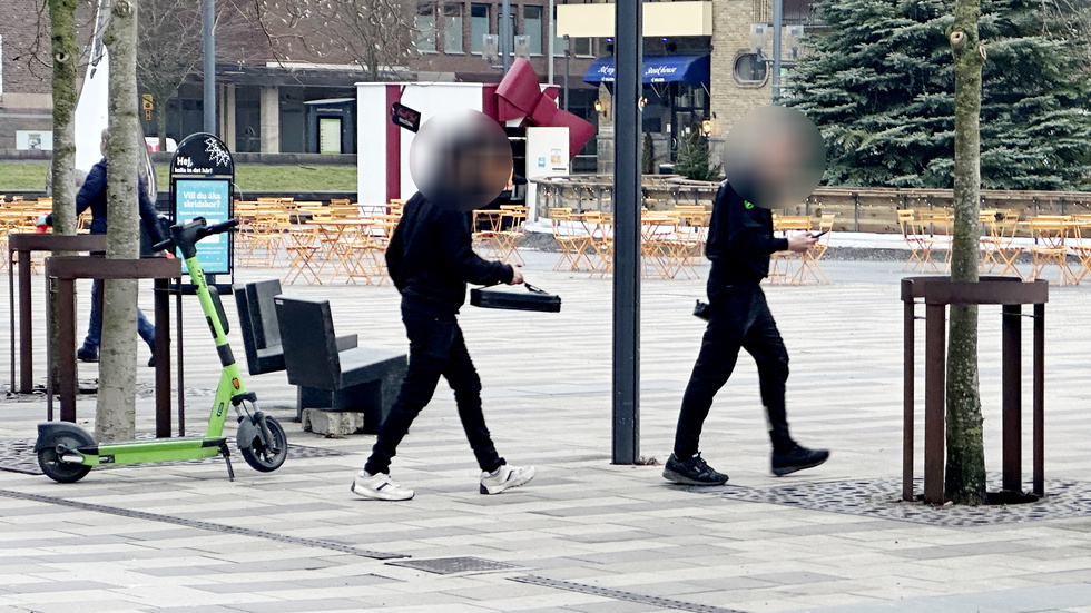 Efter att personalen på Ryde bytt batteriet på en elsparkcykel skyndar de raskt vidare till ett annat fordon för att byta batteri. Båda elsparkcyklarna lämnas stående på Fristadstorget. Nu visar det sig att kommunen inte har några egna förbud mot att parkera elsparkcyklar på torget. Men en avsiktsförklaring.