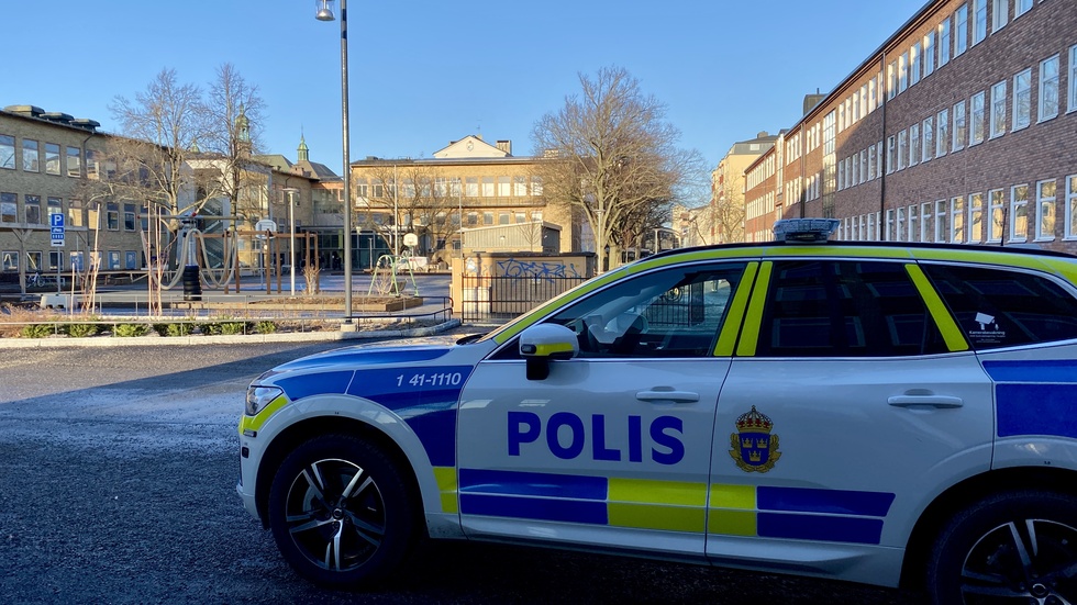 Polisen var på plats vid bland annat Fristadsskolan under onsdagen, med anledning av dådet i Örebro.