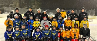 Charmig utomhushockey för de yngsta lirarna: "Så härligt ute"