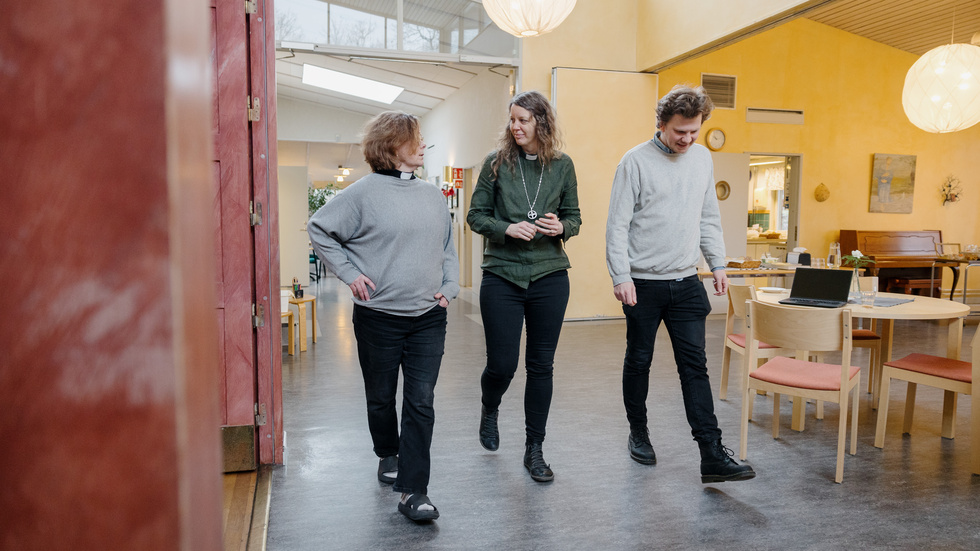 Svenska kyrkan kommer att ha personal på plats på Stordammens skola resten av veckan med anledning av dödsskjutningarna i Örebro.Från vänster.: Anette Brandt (präst), Marie Blomkvist Falkerö (diakon) och Leonard Lucas (fritidsledare).